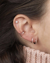 Load image into Gallery viewer, Flower Earstuds
